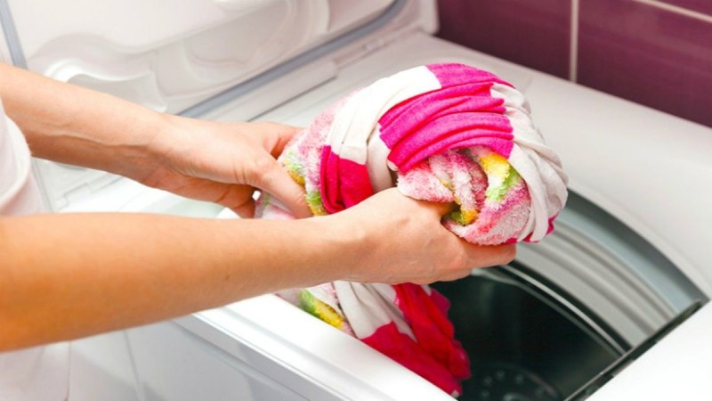 Ξεβαμμένα ρούχα στο πλυντήριο: Το σπιτικό κόλπο με μαγειρική σόδα και 1 ακόμα υλικό για να τα σώσετε