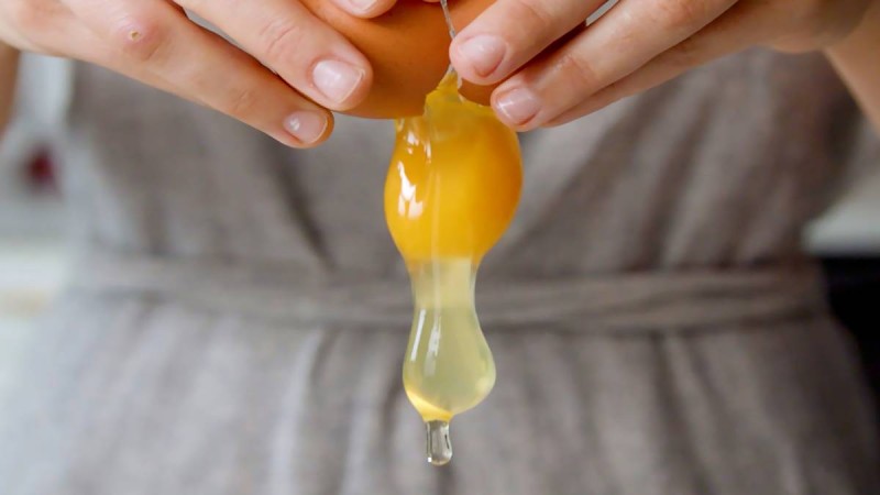2 τρόποι για να σπάσεις ένα αυγό - Όσα πρέπει να ξέρεις για το πώς να το κάνεις σωστά (Video)