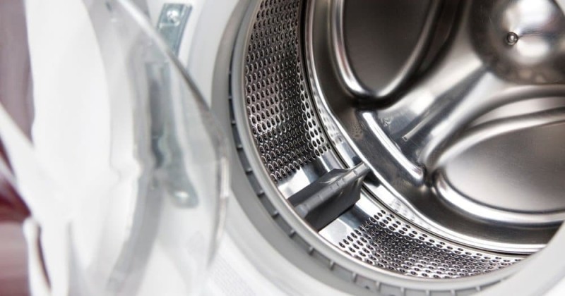 Ξεβαμμένα ρούχα στο πλυντήριο: Το σπιτικό κόλπο με μαγειρική σόδα και 1 ακόμα υλικό για να τα σώσετε