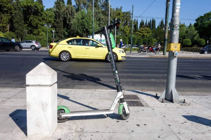 Κολωνάκι: Χειροπέδες στον κλέφτη που «ξάφριζε» κοσμηματοπωλεία με ηλεκτρικό πατίνι - Έτσι δρούσε χωρίς να γίνεται αντιληπτός