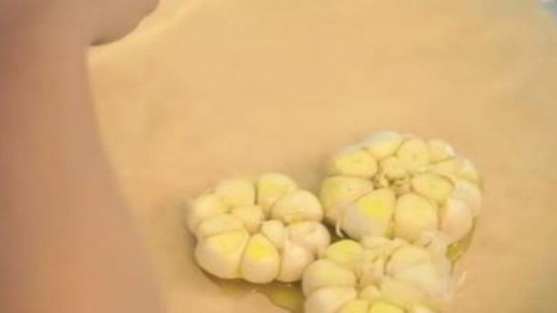 Τυλίγει με αλουμινόχαρτο τα σκόρδα και τα βάζει στο φούρνο! Ο λόγος; Καταπληκτικός…(Video)