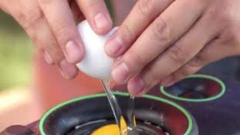 Σπάει ένα αυγό μέσα σε ένα ηχείο! Μόλις δείτε τι γίνεται θα το κάνετε και εσείς! (Video)