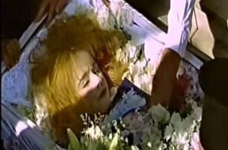 Νεκρή η Αλίκη Βουγιουκλάκη: Οι νέες απαγορευμένες φωτογραφίες που έρχονται 25 χρόνια μετά την κηδεία της στο φως!