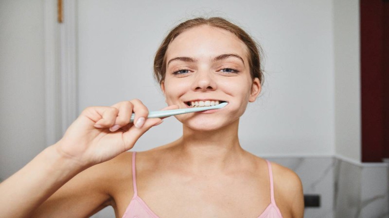 Αντίο οδοντίατρε: Τελικά πότε είναι καλύτερο να βουρτσίζουμε τα δόντια μας; – Πριν ή μετά το πρωινό;