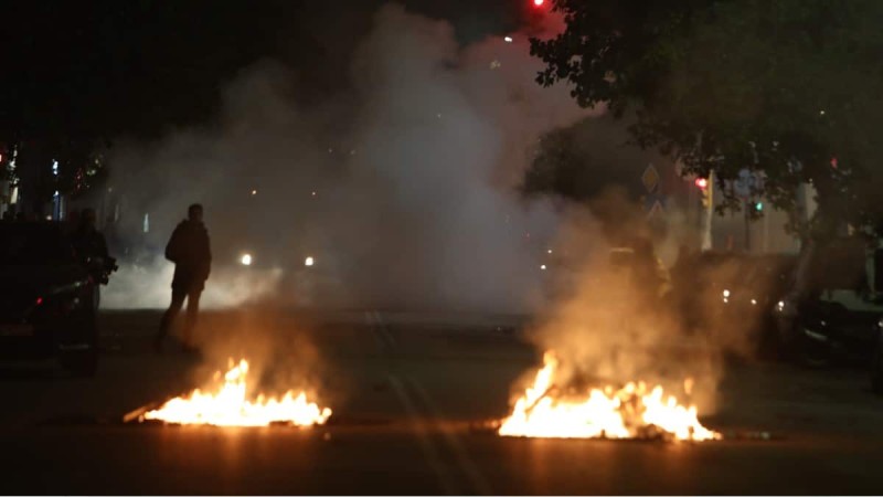 Η φωτογραφία της ημέρας: Διαμαρτυρίες Ρομά στη Θεσσαλονίκη μετά τον πυροβολισμό 16χρονου από αστυνομικούς