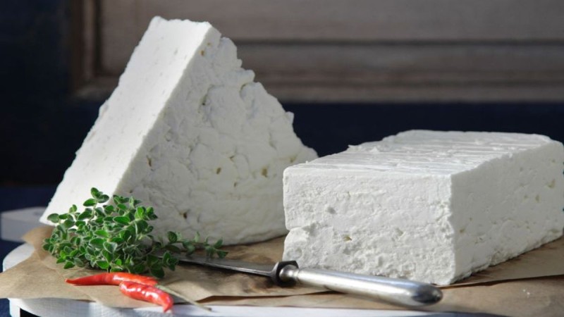 Το πανέξυπνο κόλπο για να μην μουχλιάσει το τυρί φέτα σας - Αρκεί λίγο από 1 κουζινικό υλικό