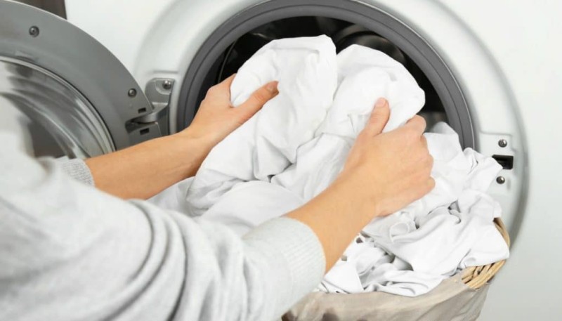 Σπιτικό λευκαντικό:  Το αλάνθαστο κόλπο με το λεμόνι στο πλυντήριο ρούχων που θα σας βγάλει ασπρο...πρόσωπους