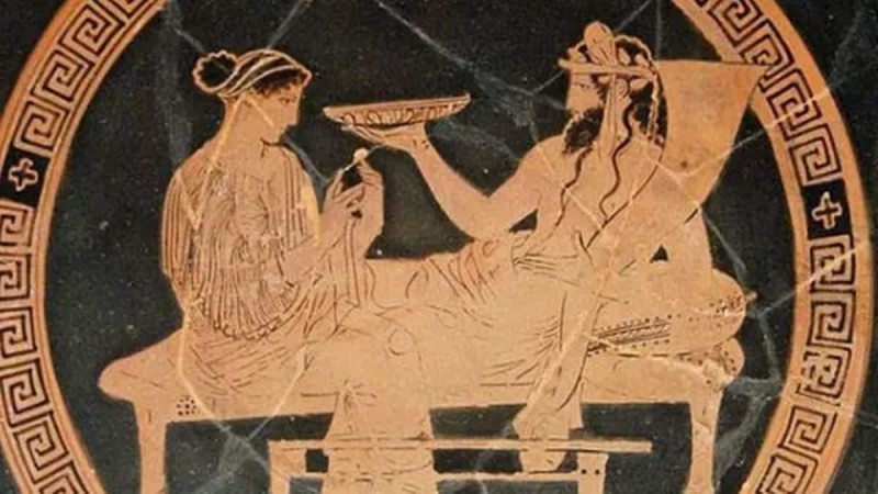  Αλλοφροσύνη στην Αρχαία Ελλάδα: Της έσκιζαν τα ρούχα, την χτυπούσαν και... - Η παράξενη παράδοση για την γυναικεία μοιχεία