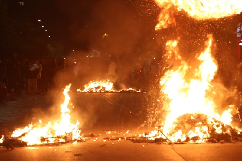 Επεισόδια Θεσσαλονίκη: Τεταμένη κατάσταση μετά τον πυροβολισμό του 16χρονου - Διατάχθηκε ΕΔΕ κατά του αστυνομικού (photo - video)