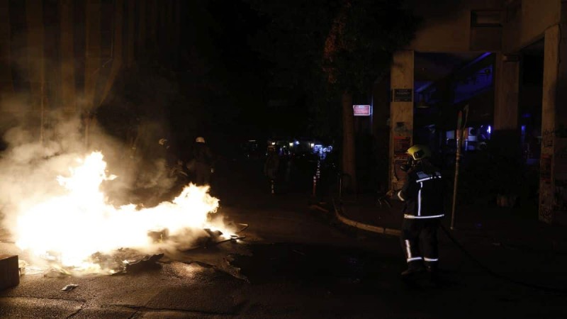 Επέτειος Γρηγορόπουλου: Επεισόδια στα Εξάρχεια με μολότοφ, κρότου λάμψης και χημικά