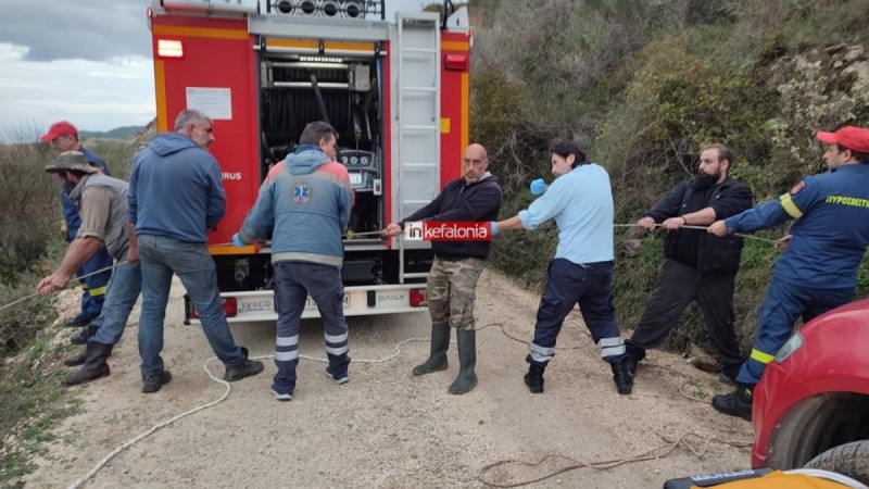 Ανείπωτη τραγωδία στην Κεφαλονιά: Δύο νεκροί από πτώση φορτηγού σε χαράδρα 200 μέτρων