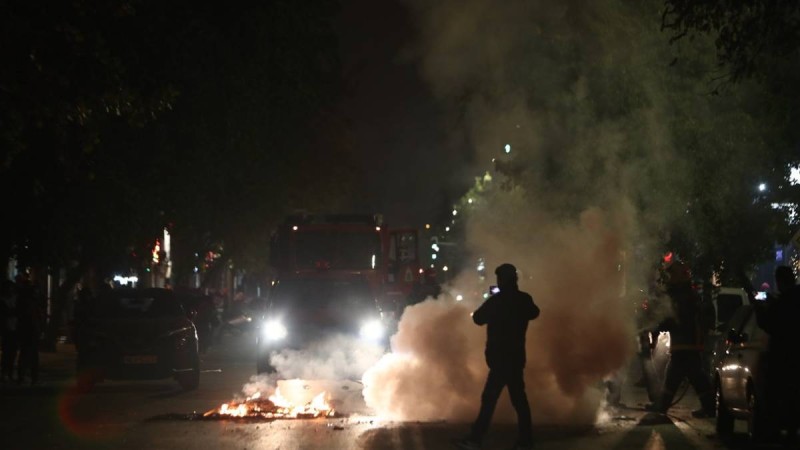 Φωτιά στον Ασπρόπυργο: Μήνυμα από το 112 για τους καπνούς - «Κλείστε πόρτες και παράθυρα»