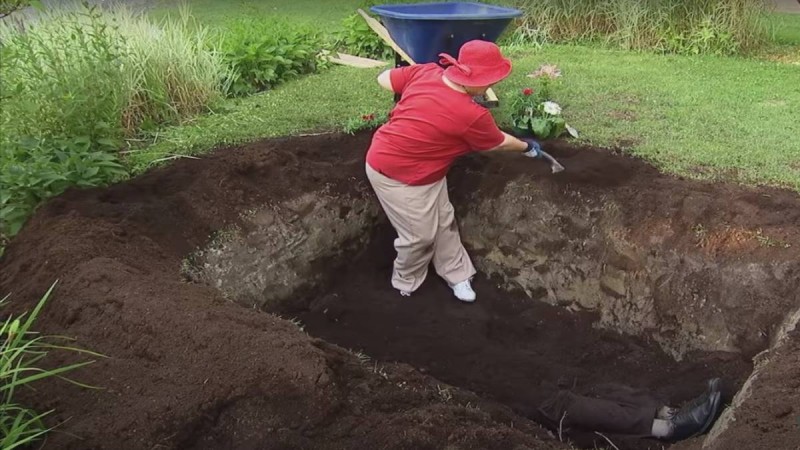 Γιαγιά σκάβει έναν τάφο στην αυλή της - Λίγο αργότερα οι γείτονες καταλαβαίνουν τι συμβαίνει και μένουν «παγοκολώνες»