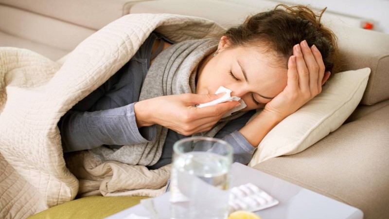 «Κόκκινος» συναγερμός για έξαρση της γρίπης: Πότε αναμένεται η κορύφωση - Τι πρέπει να κάνουμε εάν εμφανίσουμε συμπτώματα