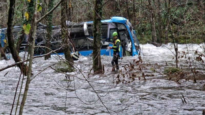 Τραγωδία στην Ισπανία: Έξι νεκροί και δύο τραυματίες, ο τελικός απολογισμός από την πτώση λεωφορείου σε ποτάμι της Γαλικίας