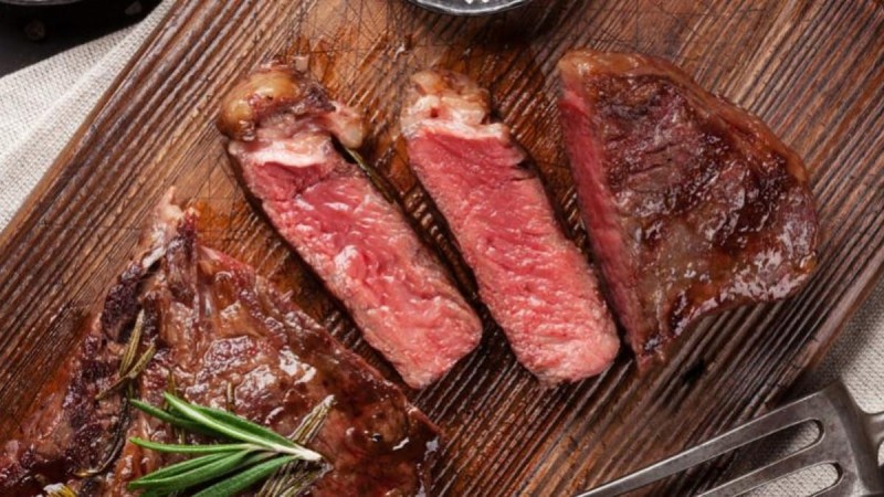 Τέρμα αυτή η συνήθεια: Το λάθος που κάνουμε όλοι με το κρέας πριν το μαγειρέψουμε