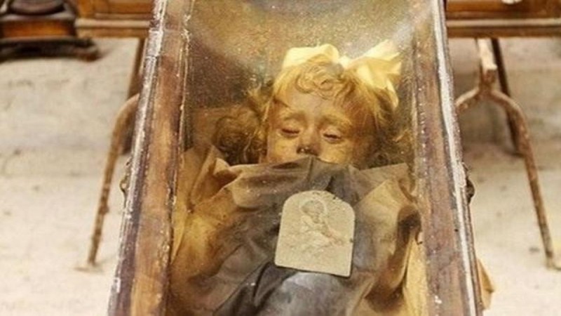 Αυτό το μικρό κοριτσάκι πέθανε πριν από 95 χρόνια. Όταν αιφνιδιαστικά... άνοιξε τα μάτια της! (photos)