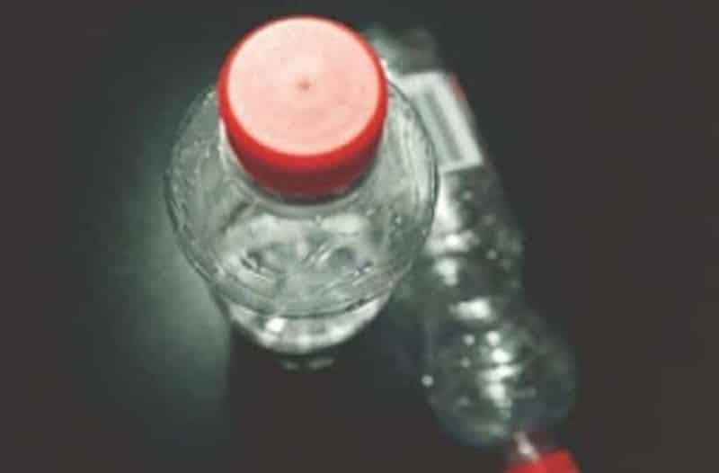 8+1 σοκαριστικοί κίνδυνοι που κρύβει το εμφιαλωμένο νερό - Ο 5ος & ο 6ος θα σας πείσουν να μην ξαναπιείτε από πλαστικό μπουκάλι!