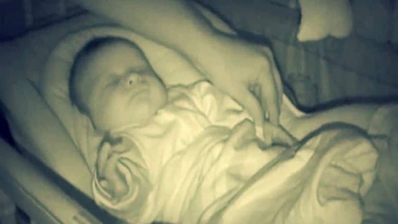 Το μωρό κοιμόταν και πήγαν να τσεκάρουν αν είναι καλά - Όταν είδαν τι πραγματικά συνέβαινε έτρεξαν στην κρυφή κάμερα!