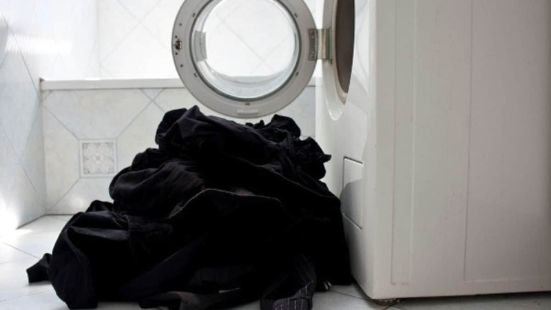 Ξεθωριασμένα μαύρα ρούχα: Αυτοί είναι οι 2 σπιτικοί τρόποι για να παραμείνουν σαν καινούρια