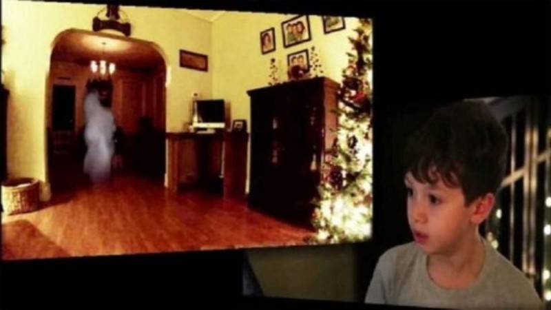 Αγοράκι τοποθετεί κρυφή κάμερα στο δωμάτιο του και παγώνει όταν βλέπει πως το βράδυ τον επισκέφτηκε ο Άγιος Βασίλης!