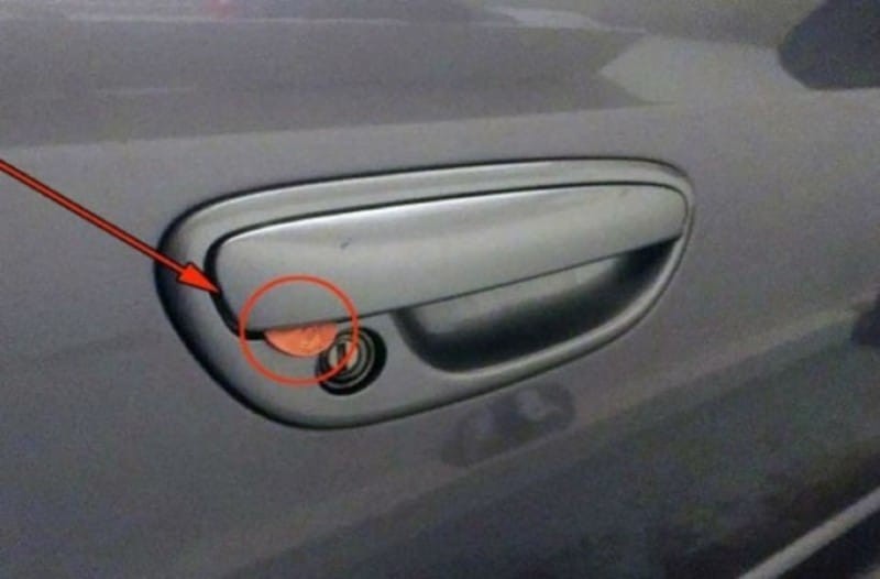 Αν δείτε ένα νόμισμα στην πόρτα του αυτοκινήτου σας, βρίσκεστε σε κίνδυνο!