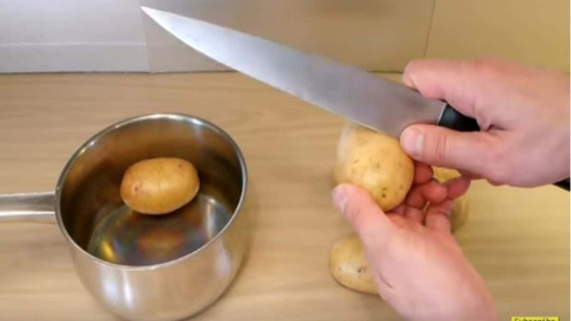 Χαράζει στη μέση τις πατάτες πριν τις ρίξει στην κατσαρόλα - Ο λόγος; Θα σας αφήσει με το στόμα ανοιχτό!