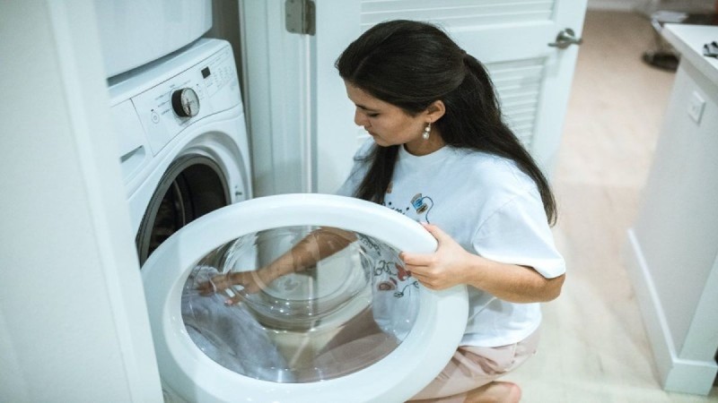 Έτσι το έκαναν οι γιαγιάδες: Το μεγάλο μυστικό για να καθαρίσεις σωστά το πλυντήριο ρούχων