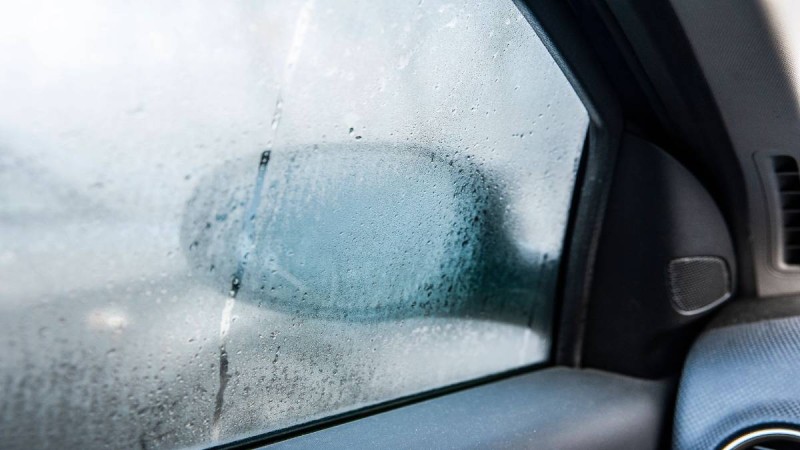 Πρωινή υγρασία στο αυτοκίνητο: «Κάθεται» πάνω στις επιφάνειες - Τι να προσέξετε