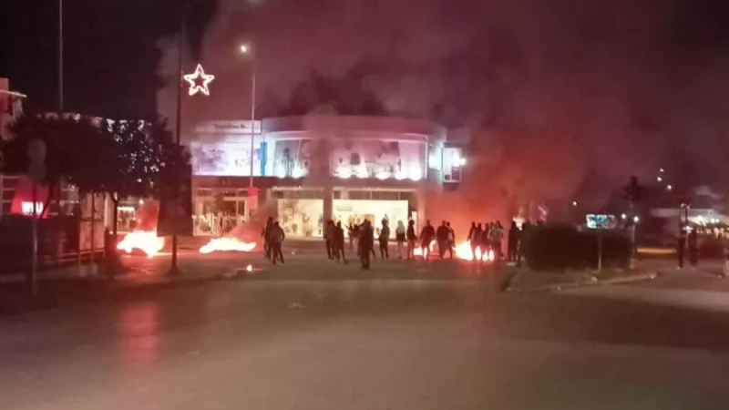 Νέα επεισόδια στον Κορυδαλλό: Φωτιές έχουν ανάψει οι Ρομά στο Σχιστό - Πετούν αντικείμενα στους αστυνομικούς