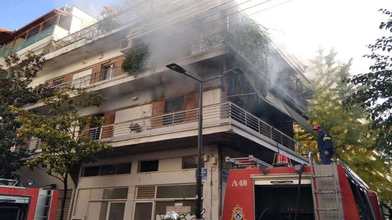 Συναγερμός στη Λάρισα: Διαμέρισμα τυλίχτηκε στις φλόγες – Πρόλαβε και βγήκε ένα άτομο (Video)