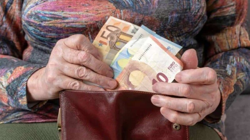Συντάξεις: Πόσα χρήματα θα πάρουν οι συνταξιούχοι από την 1η Ιανουαρίου