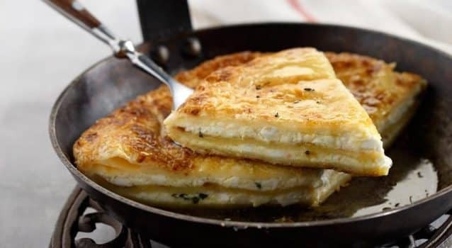 Τυρόπιτα στο τηγάνι: Πανεύκολη συνταγή χωρίς φύλλο και αυγά έτοιμη σε 5'
