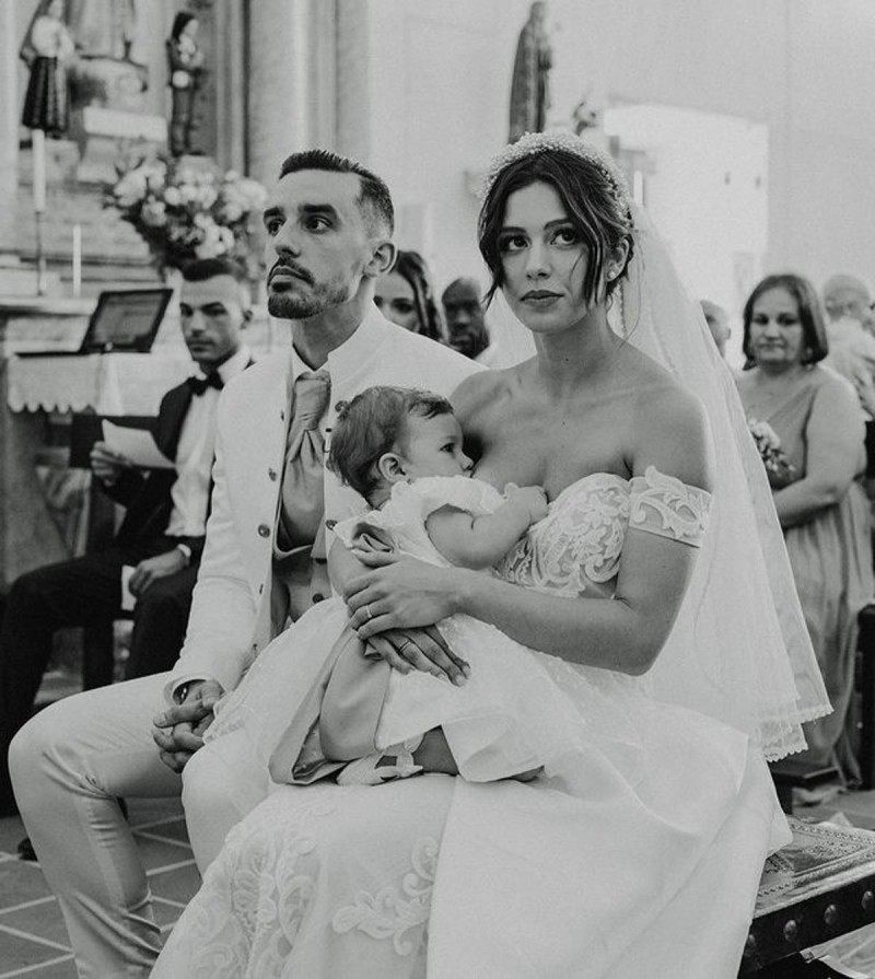 H εικόνα που έκανε τον γύρο του κόσμου: Ελληνίδα νύφη θηλάζει την ώρα του γάμου της