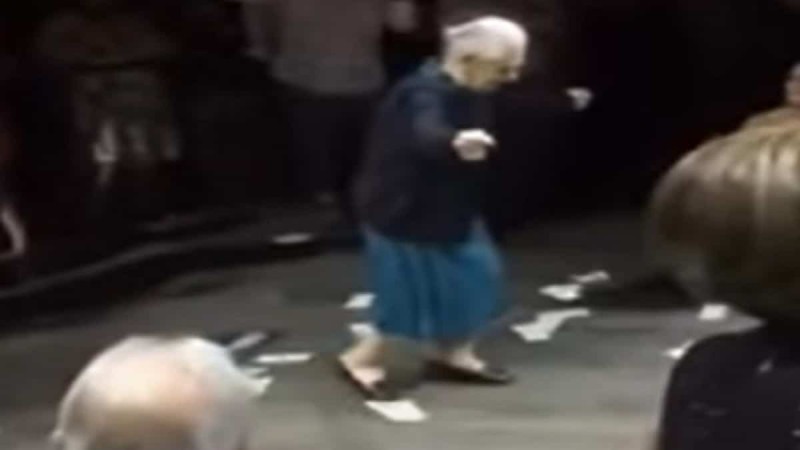 Το λέει η περδικούλα της: 98χρονη γιαγιά χορεύει ζεϊμπέκικο στο γάμο της εγγονής της και όλοι παραληρούν