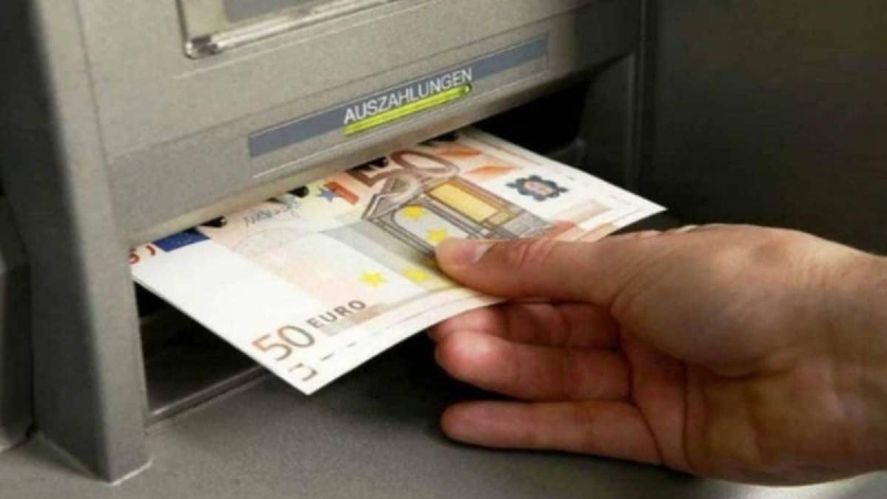 Πηγαίνετε στο ATM, σηκώστε χρήματα και αφήστε την κάρτα σπίτι - Ένα μήνα μετά θα γίνει κάτι τρομερό