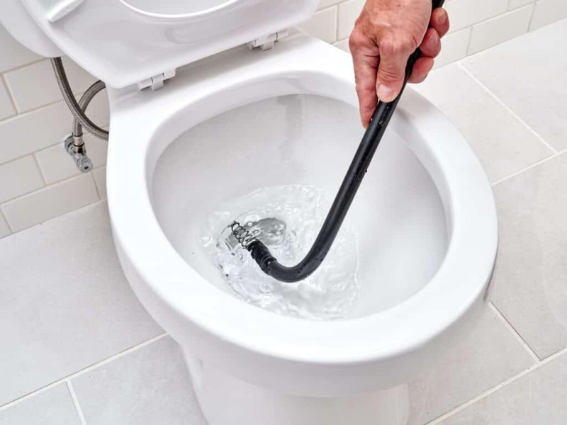 Βουλωμένη τουαλέτα: Το πανεύκολο κόλπο για να την ξεβουλώσετε γρήγορα και οικονομικά