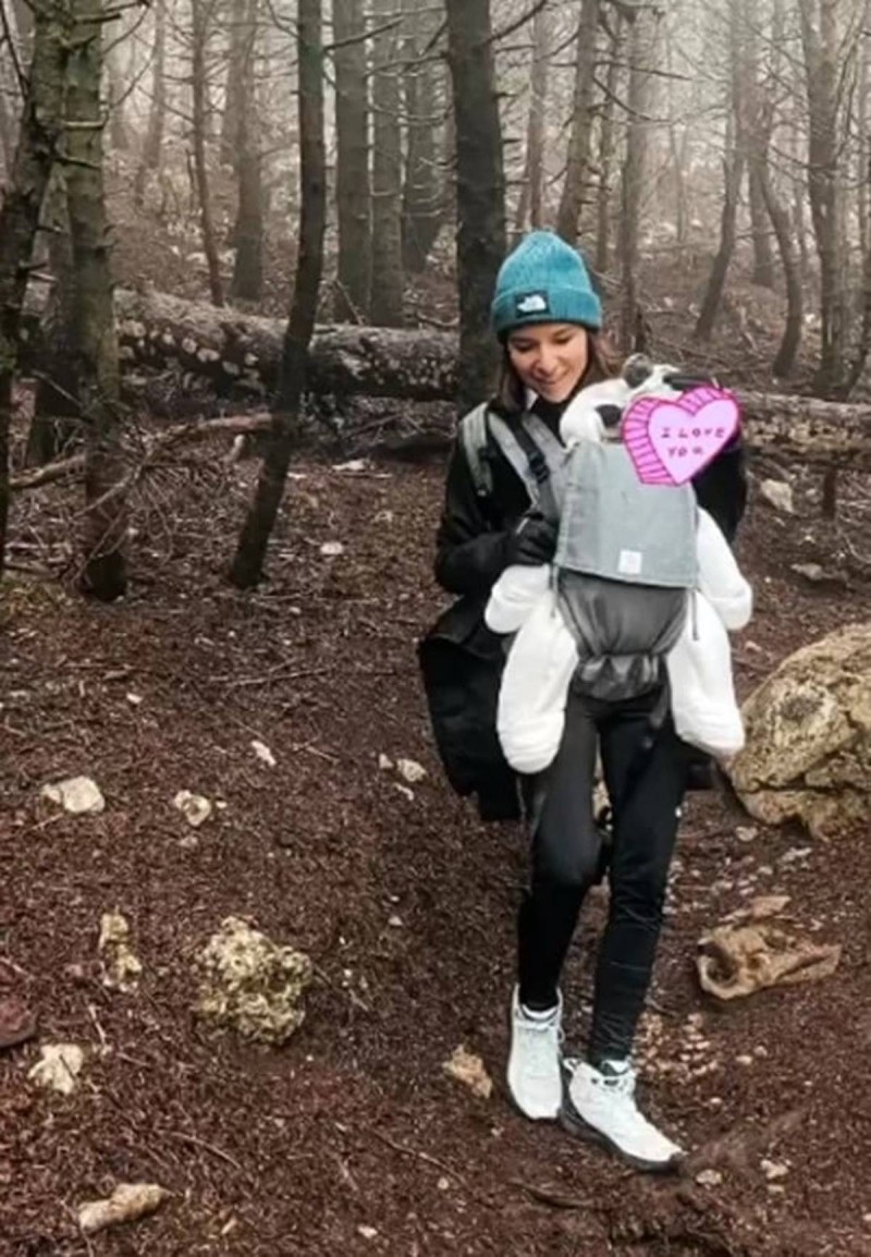 Πήρε τα βουνά η Εριέττα Κούρκουλου: Για ορειβασία στον Όλυμπο με τον γιο της