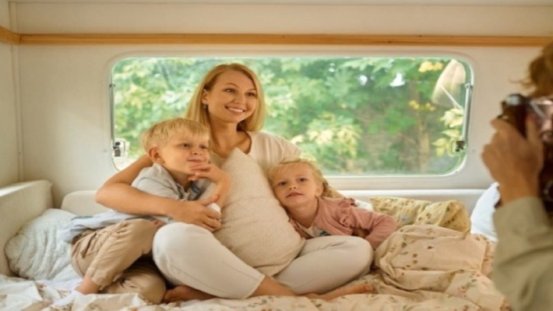 Με την πρώτη ματιά φαίνεται μία χαρούμενη φωτογραφία μιας μητέρας με τα δύο παιδιά της - Όταν έκανε ζουμ την εικόνα δεν μπορούσε να πιστέψει στα μάτια της
