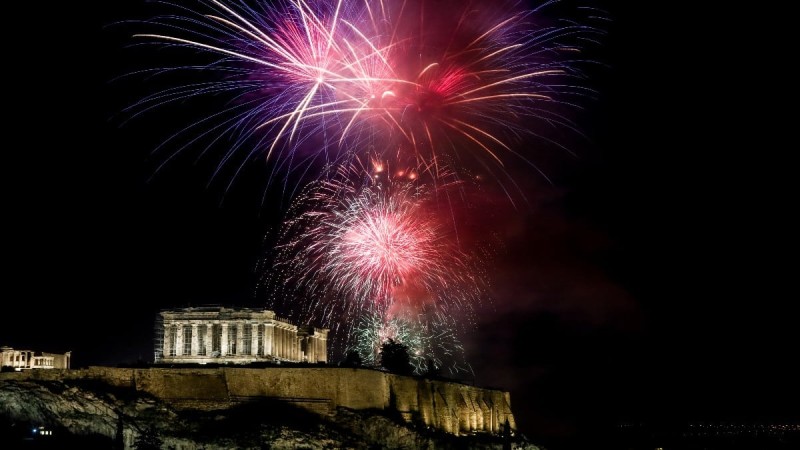 Φαντασμαγορική η υποδοχή του 2023 στην Ελλάδα - Τα πυροτεχνήματα πάνω από την Ακρόπολη φώτισαν τον ουρανό (Video)