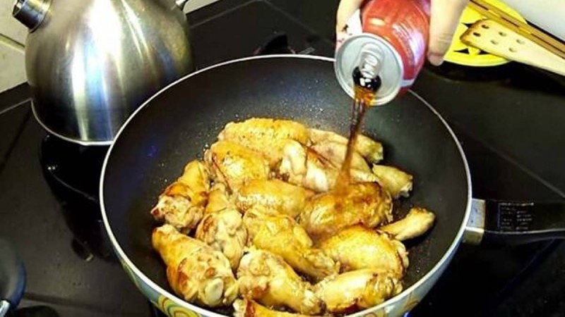 Βάζει τα κομμάτια κοτόπουλου στο τηγάνι και προσθέτει Κόκα Κόλα - Το αποτέλεσμα; Εξαιρετικό!