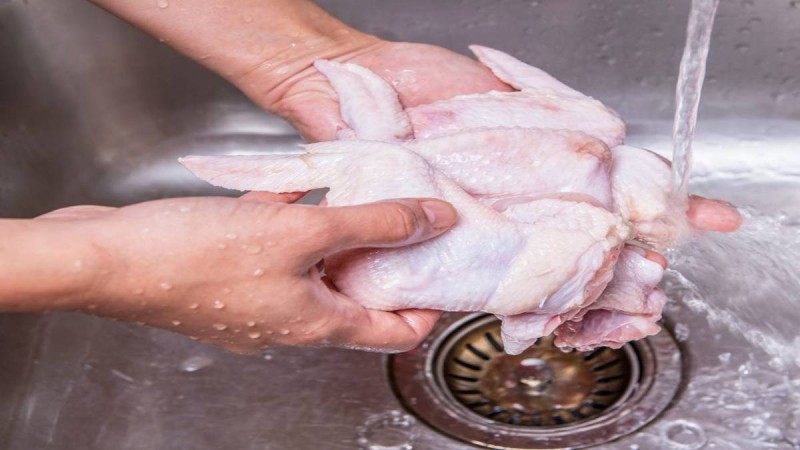 Μέγα λάθος: Ο λόγος που δεν πρέπει να πλένετε το κοτόπουλο πριν το μαγείρεμα