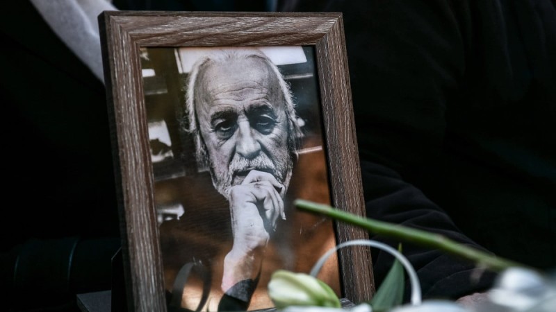 Συγκίνηση στην κηδεία του Νότη Μαυρουδή: Το «βαρύ» πένθος της οικογένειας και το «Πρωινό Τσιγάρο»