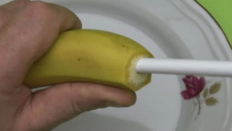 Έκοψε το πάνω μέρος της μπανάνας και πέρασε ένα καλαμάκι - Θα μείνετε άφωνοι με το αποτέλεσμα