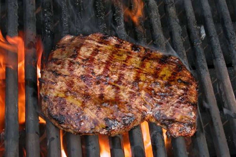Η τέλεια μπριζόλα στα κάρβουνα: Η μαρινάδα με ξύδι και ελαιόλαδο που θα απογειώσει το κρέας στο ψήσιμο