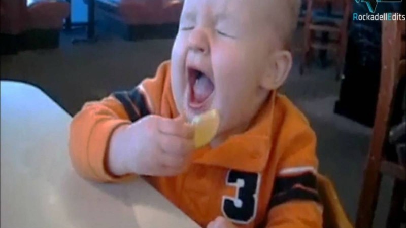 Μωράκι δοκιμάζει για πρώτη φορά λεμόνι - Η αντίδρασή του είναι απίθανη! (Video)