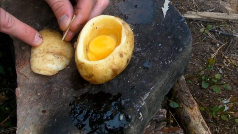 Πήρε μια πατάτα και έβαλε μέσα σε αυτήν ένα αβγό. Ο λόγος; Καταπληκτικός!