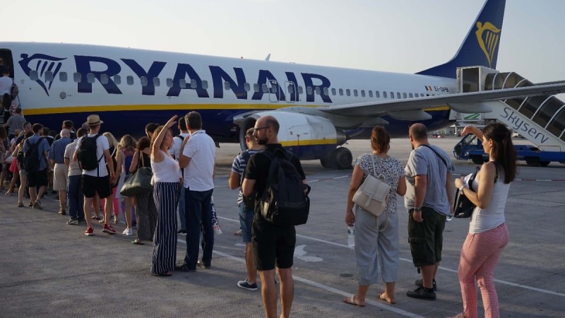 Γυρίζει την...έλικα η Ryanair: Αεροπορικά εισιτήρια για το εξωτερικό από 12 ευρώ