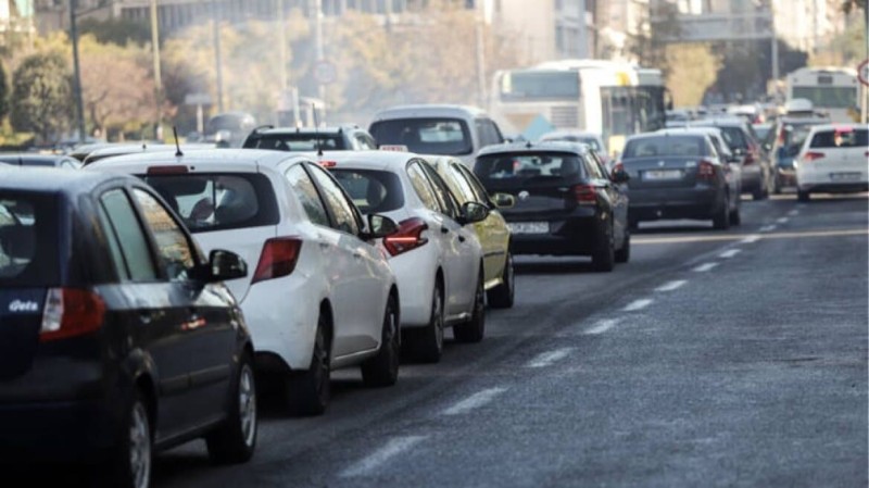 Απίστευτο τροχαίο στη Βασιλίσσης Σοφίας - Ημιφορτηγό «καβάλησε» αυτοκίνητο