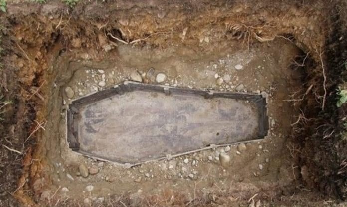 Ανατριχιαστικό: Αυτή είναι η συγκλονιστική ιστορία της γυναίκας που γέννησε στον ίδιο της τον τάφο